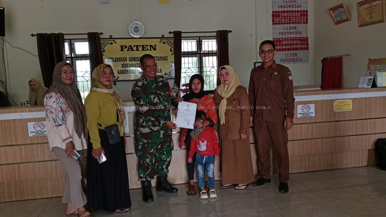 Barito Kuala, 9 Desember 2024 – TNI Terjun Langsung Membantu Pengurusan Adminduk Masyarakat Barito Kuala