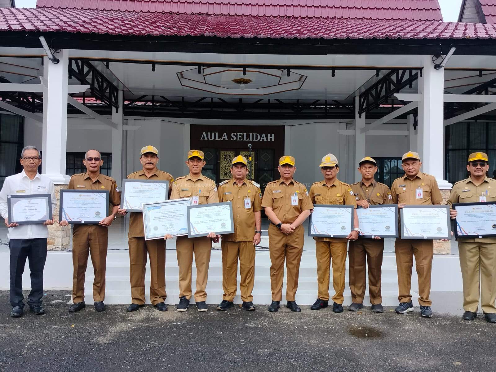 Piagam Penghargaan WBK dan Kepatuhan Standar Pelayanan Publik Diserahkan kepada Dinas di Kabupaten Barito Kuala