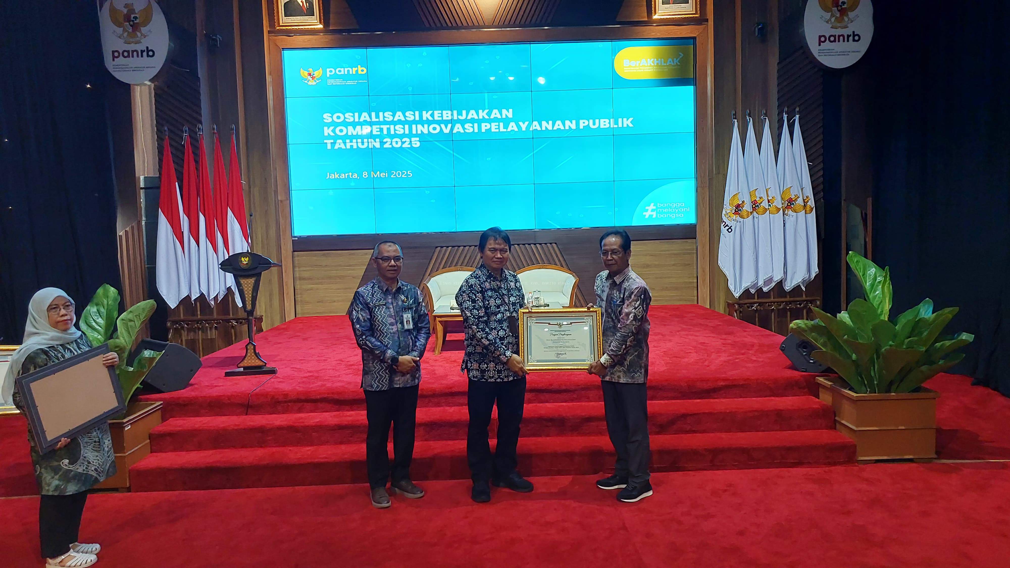 Disdukcapil Barito Kuala Raih Penghargaan Pelayanan Publik dari KemenPAN-RB