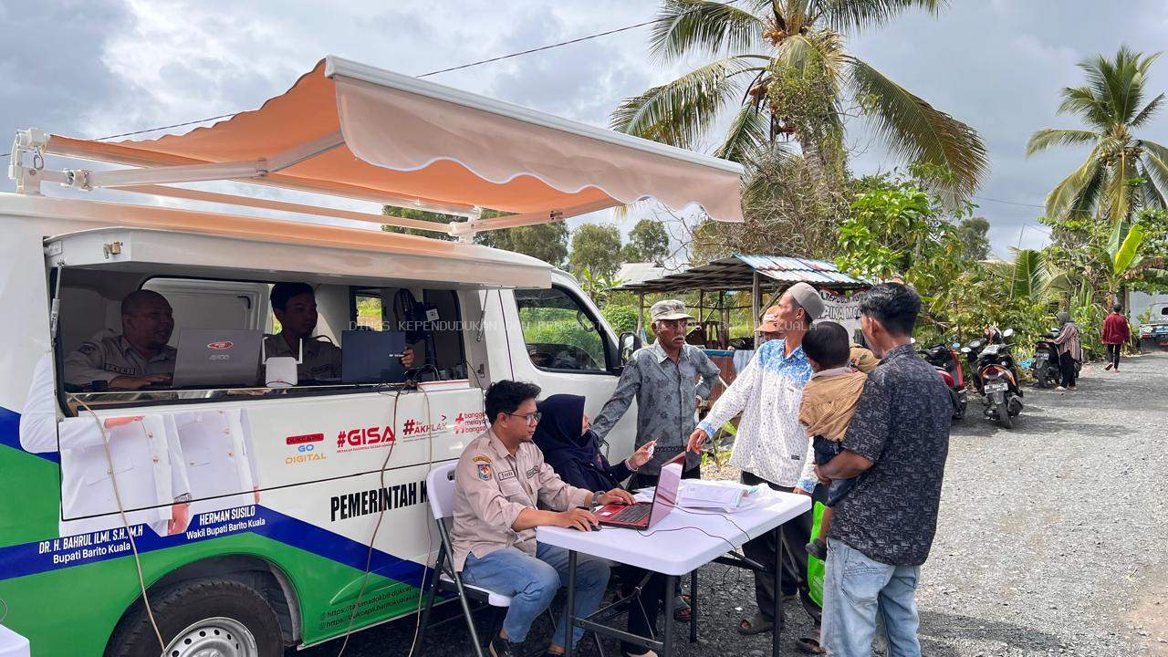 Disdukcapil Batola Gelar Pelayanan Mobil Keliling di Pasar Tanipah, Warga Antusias