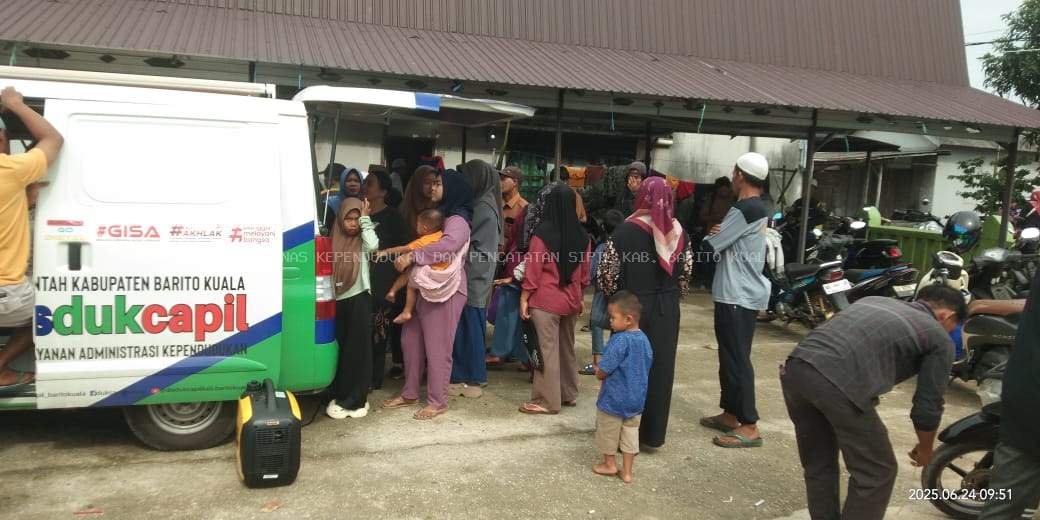 Disdukcapil Gelar Pelayanan Keliling di Jejangkit Pasar, Warga Antusias Urus Dokumen Kependudukan