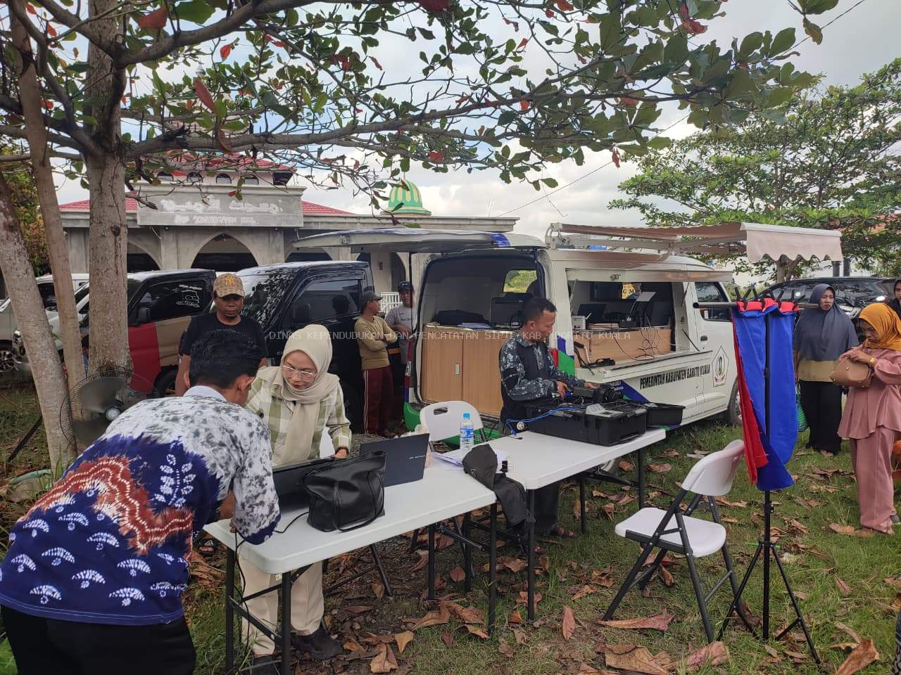 Disdukcapil Barito Kuala Kembali Layani Warga Lewat Mobil Keliling di Pasar Tabunganen
