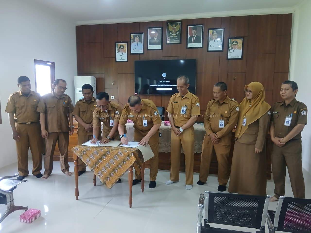 PENANDATANGAN PERJANJIAN KERJA SAMA (PKS) DINAS DUKCAPIL DAN DINAS PMD KABUPATEN BARITO KUALA TERKAIT PEMANFAATAN DATA KEPENDUDUKAN, NIK DAN KTP ELEKTRONIK DALAM LAYANAN LINGKUP TUGAS DINAS PMD KABUPA