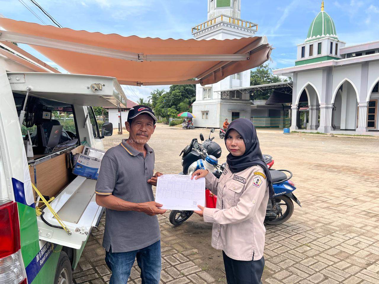 Dukcapil Barito Kuala Gelar Pelayanan Keliling di Pasar Kecamatan Anjir Pasar