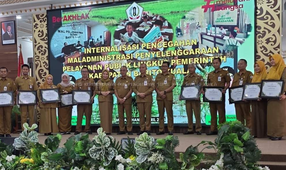 Disdukcapil Barito Kuala Raih Penghargaan atas Konsistensi Kinerja Pelayanan Publik
