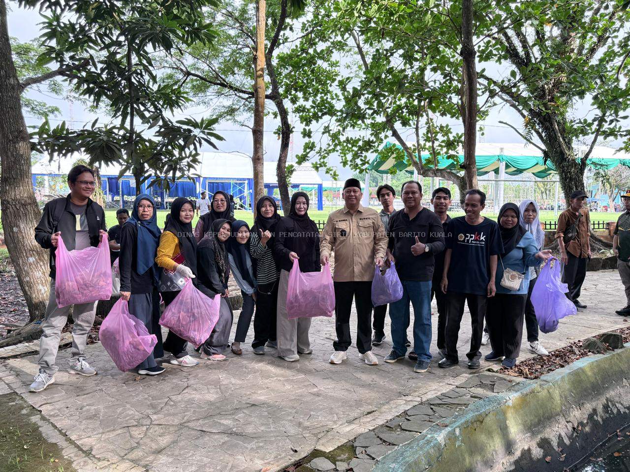 Disdukcapil Batola Turut Berpartisipasi dalam Aksi Bersih-Bersih Peringatan Hari Lingkungan Hidup Sedunia 2026