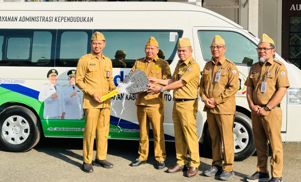 Usai Apel Rutin, Bupati Barito Kuala Resmikan dan Serahkan Mobil Pelayanan Keliling Disdukcapil