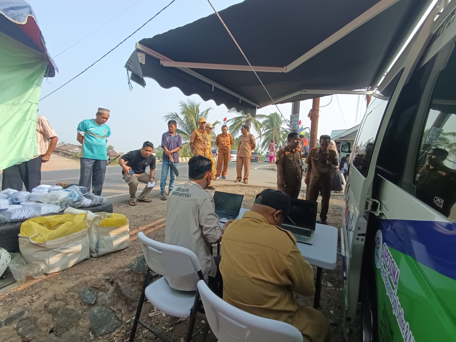 Bupati Barito Kuala Tinjau Langsung Pelayanan Pasar Disdukcapil di Desa Sungai Pantai